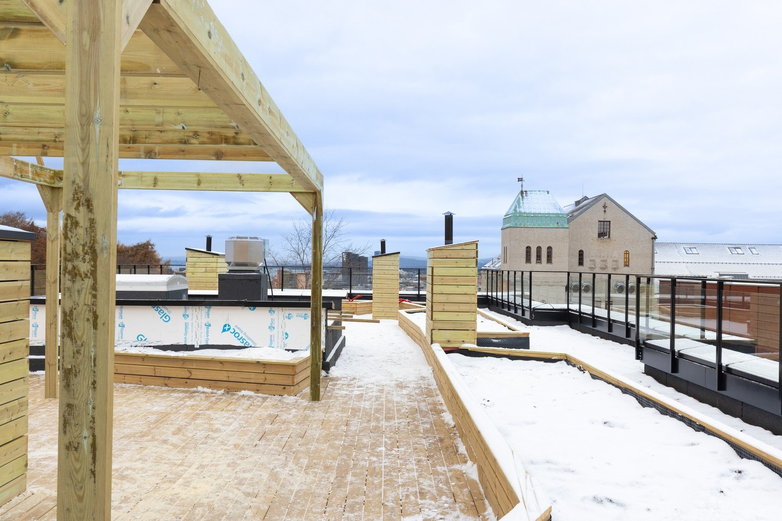 Her er det flere sitteplasser som kan benyttes og pergola som skygger om solen blir for sterk. Galleribilde