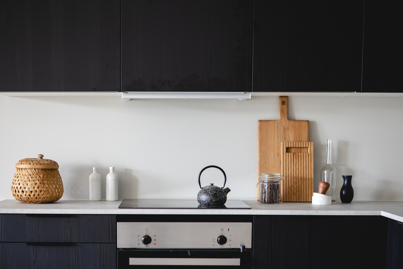 Videre er det integrerte hvitevarer som stekeovn, induksjon platetopp, oppvaskmaskin og kjøl/frys som medfølger. Galleribilde