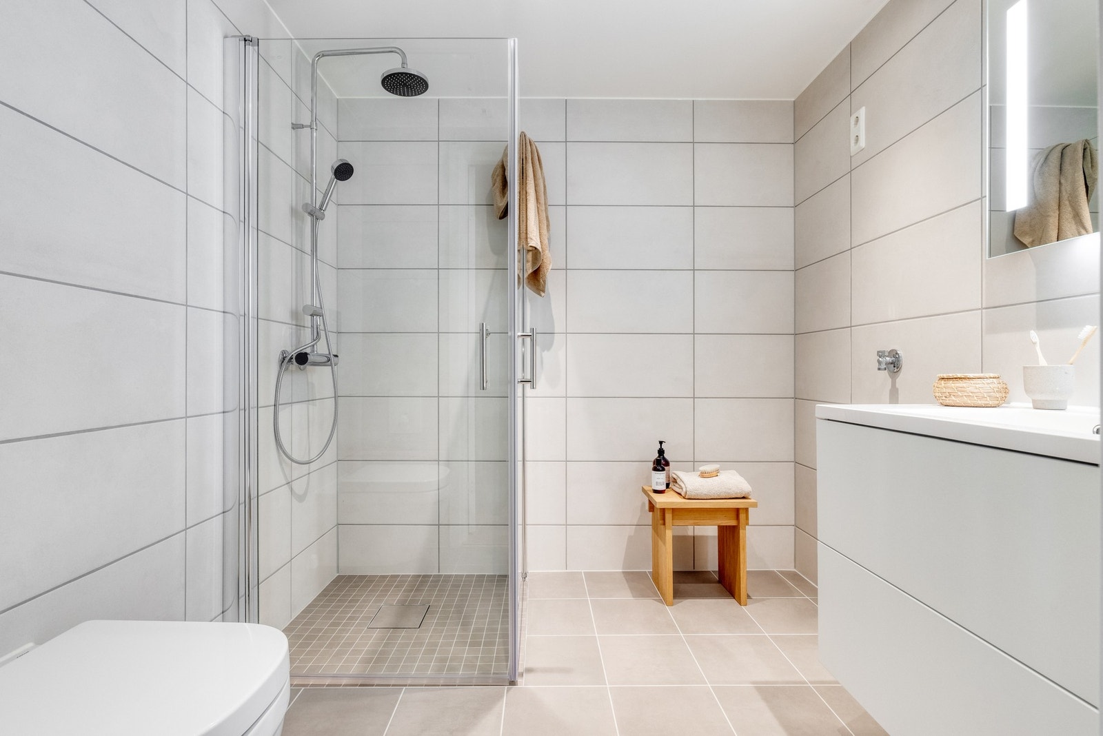 Boligen har et lekkert, flislagt bad med varme i gulv og opplegg for vaskemaskin. Galleribilde