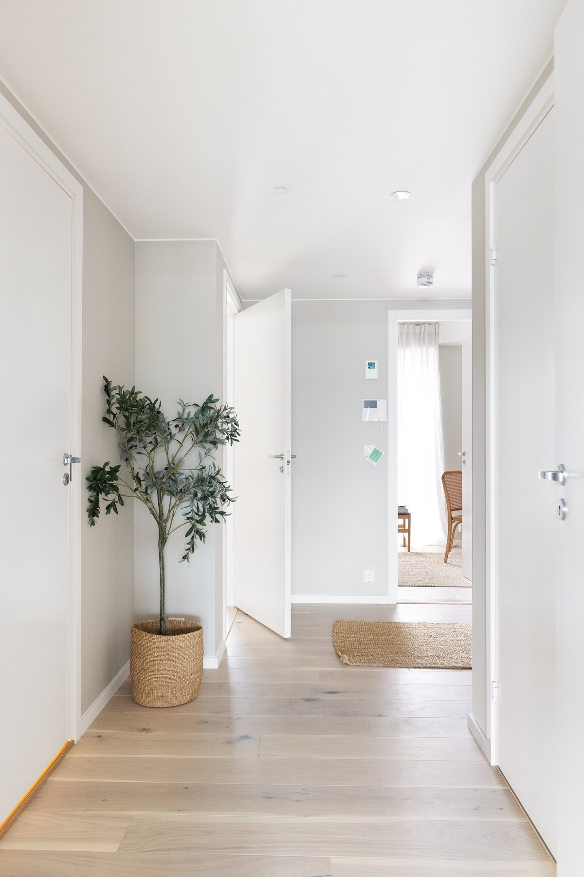 Her er det god plass til garderobeløsning, knaggoppheng, speil mm. Galleribilde