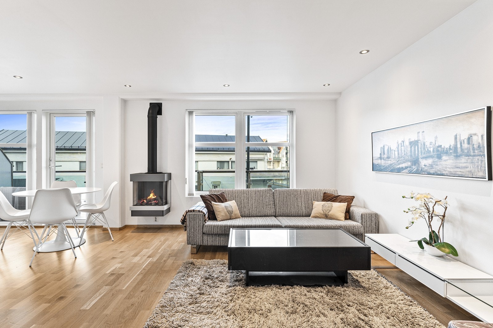 Stuen er lys og trivelig med god plass til både sofagruppe og spisebord. Galleribilde