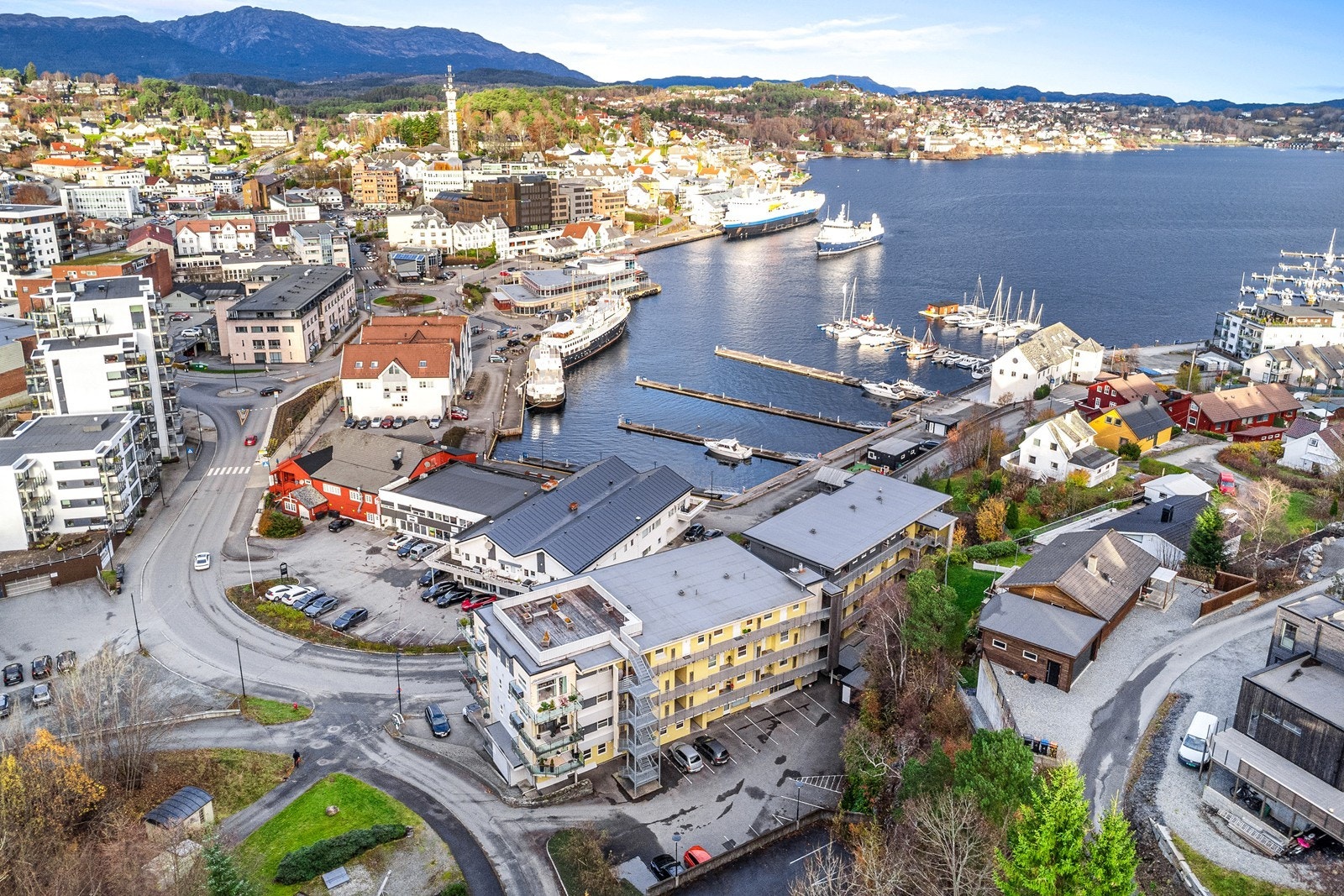 Kort avstand til sentrum med kaféer, restauranter og alle servicetilbud. Galleribilde