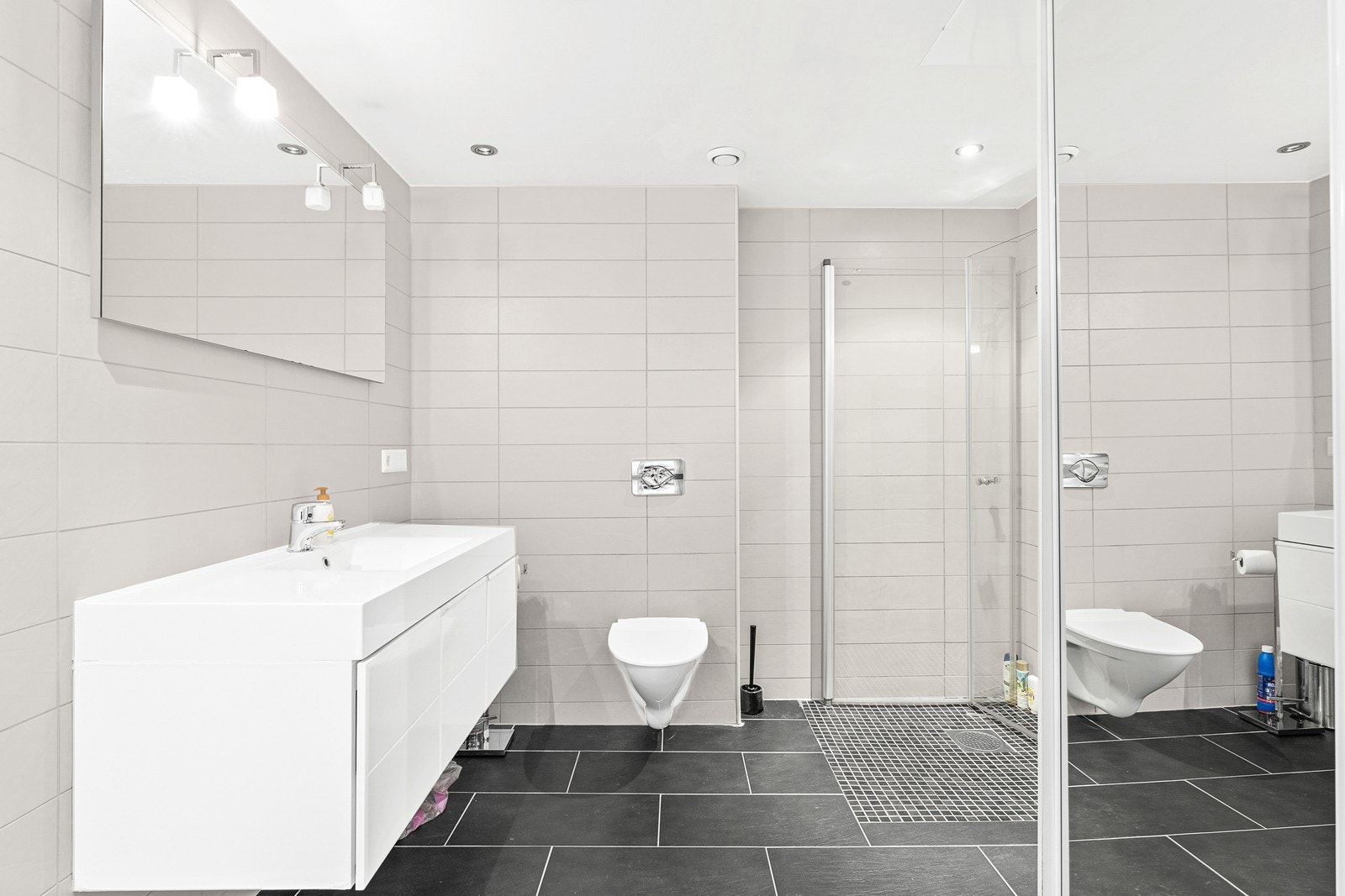 Helfliset bad med downlights i himling og varme i gulv. Galleribilde
