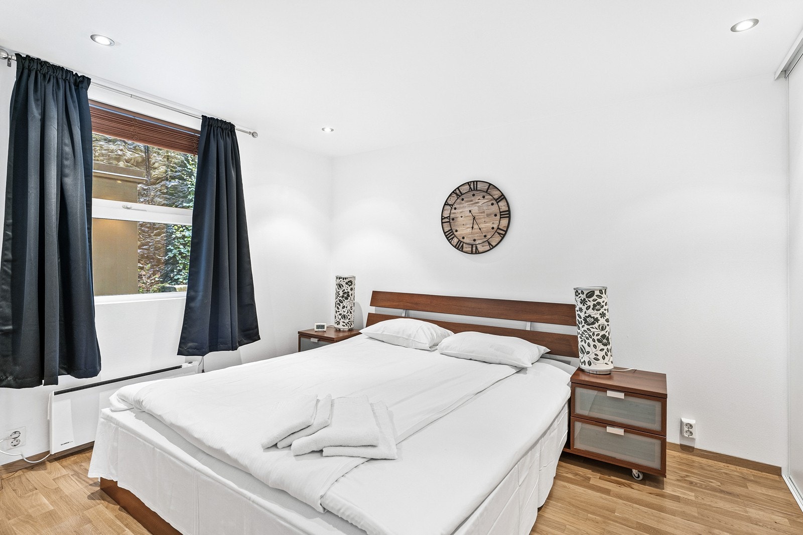 Hovedsoverommet er av god størrelse med plass til dobbeltseng, garderobe og annet soveromsmøblement. Galleribilde