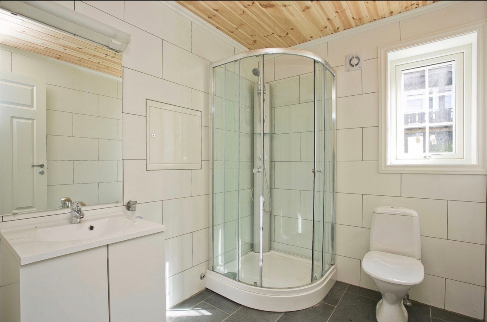 Baderom m/plass vil vask/tørk - bilde av lik hytte med standard inndeling og innredning. Farger velger man selv :-) Galleribilde