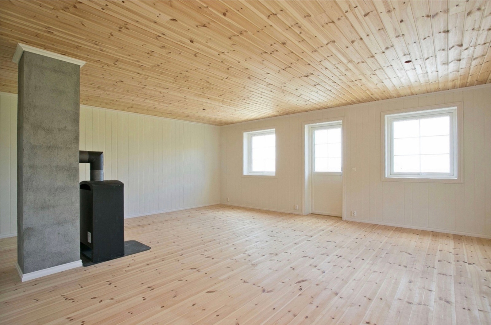 Stue med peisovn - bilde av lik hytte med standard inndeling og innredning. Farger velger man selv :-) Galleribilde