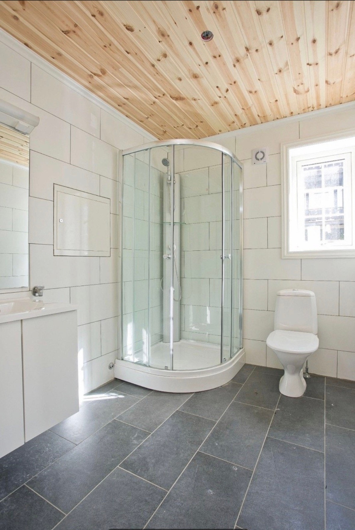 Baderom m/plass vil vask/tørk - bilde av lik hytte med standard inndeling og innredning. Farger velger man selv :-) Galleribilde