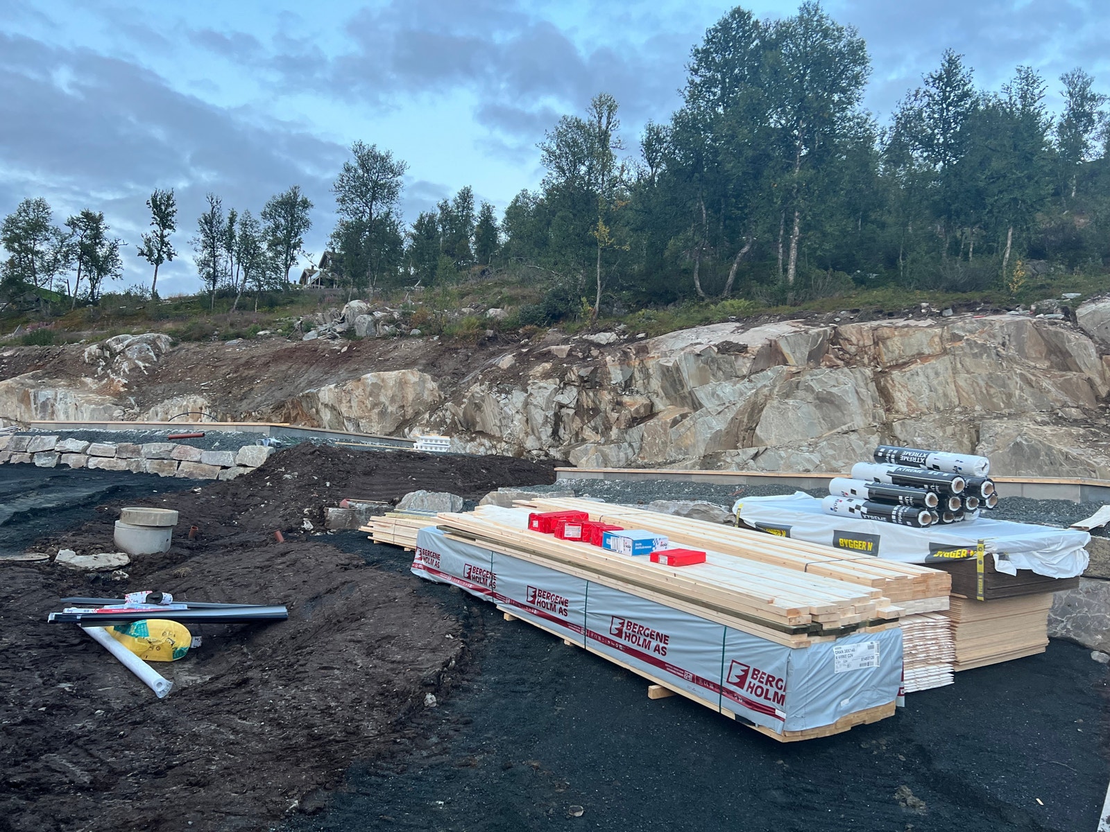 Tomt klar til bygging.
Utstrakt bruk av steinmurer på feltet. Galleribilde