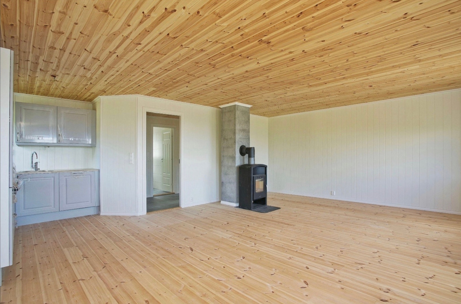 Stue/kjøkken med peisovn - bilde av lik hytte med standard inndeling og innredning. Farger velger man selv :-) Galleribilde