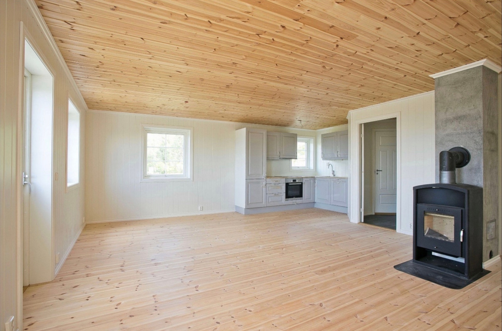 Stue/kjøkken med peisovn - bilde av lik hytte med standard inndeling og innredning. Farger velger man selv :-) Galleribilde