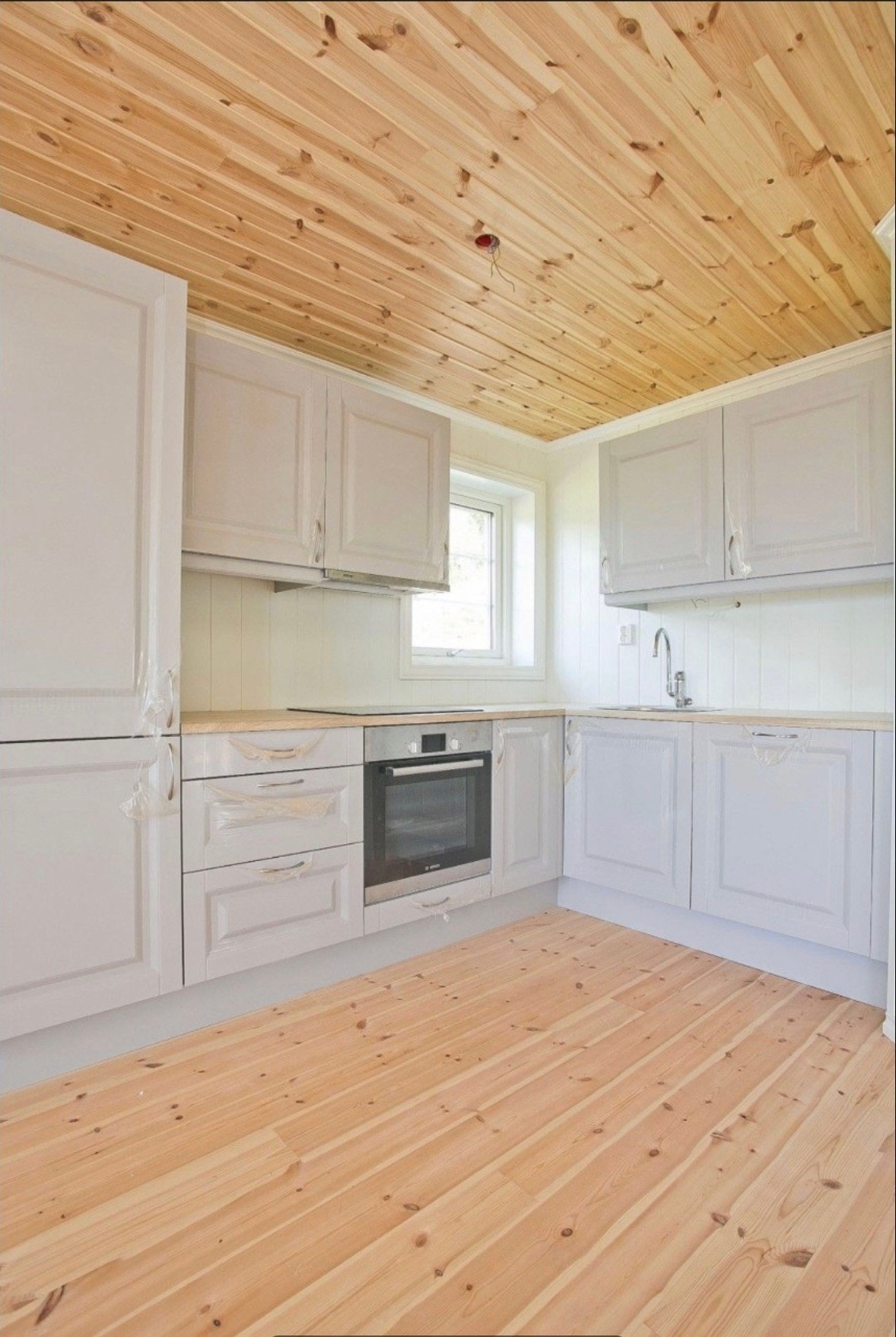 Kjøkken - bilde av lik hytte med standard inndeling og innredning. Farger velger man selv :-) Galleribilde