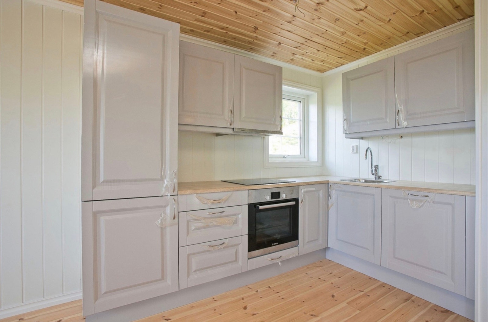 Kjøkken - bilde av lik hytte med standard inndeling og innredning. Farger velger man selv :-) Galleribilde