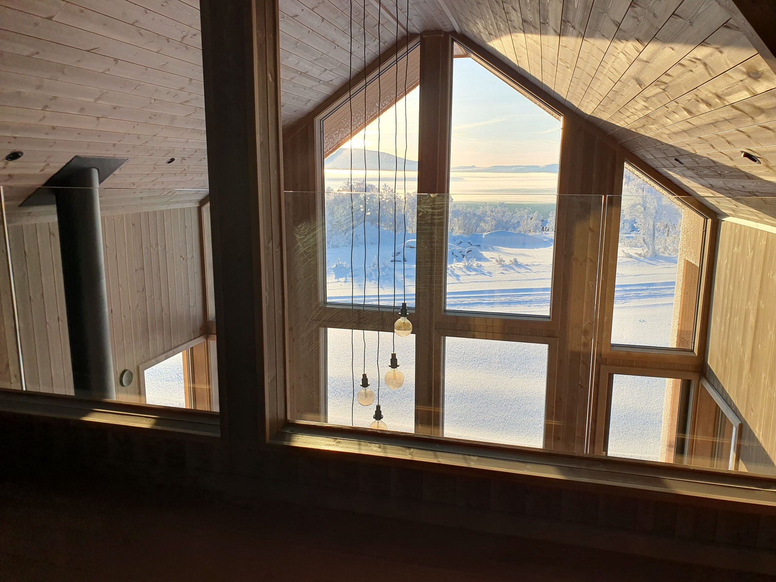 Romslig loftstue med glassrekkverk. Galleribilde