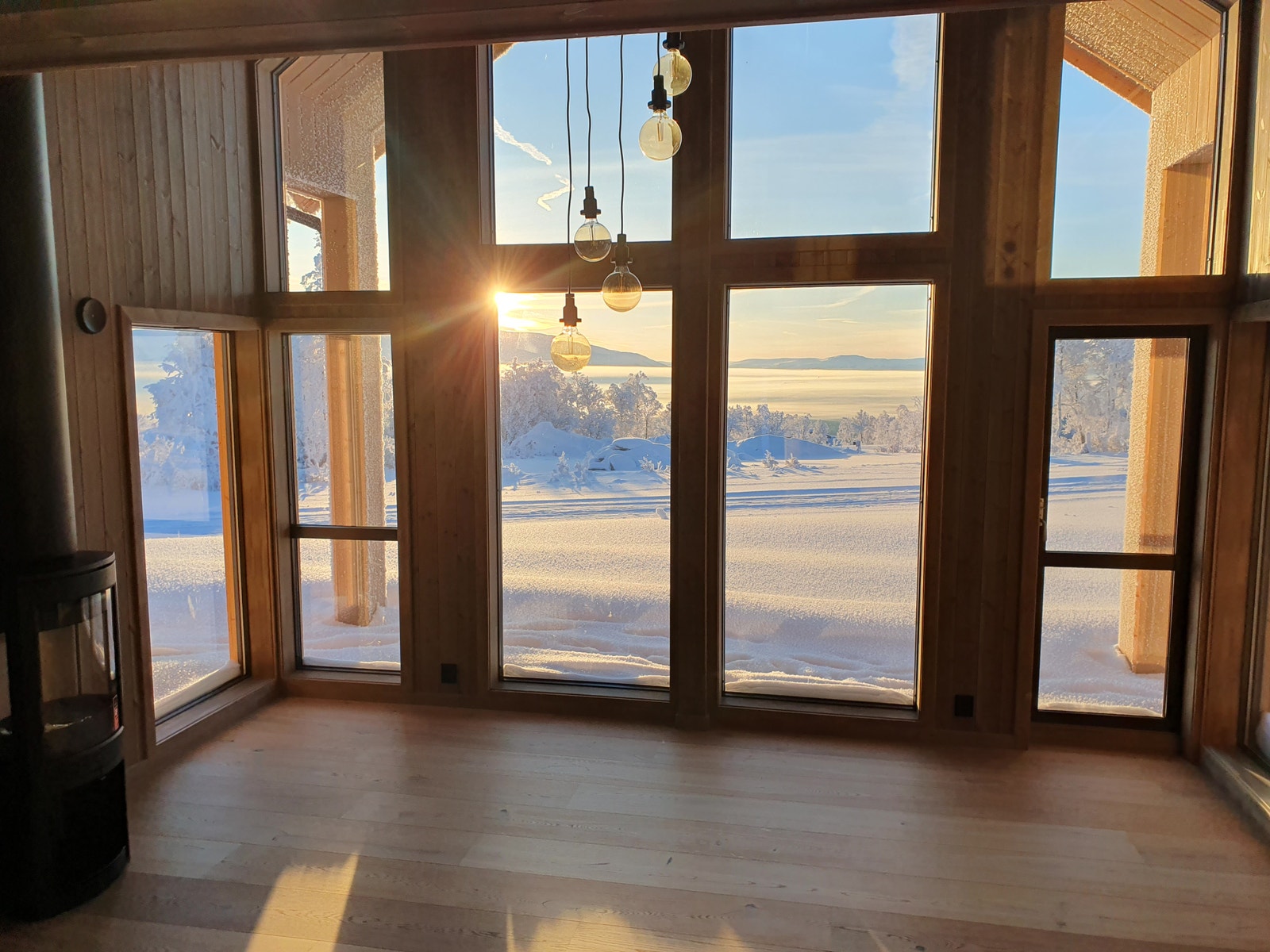 Fasaden tar naturen inn i stua. Galleribilde