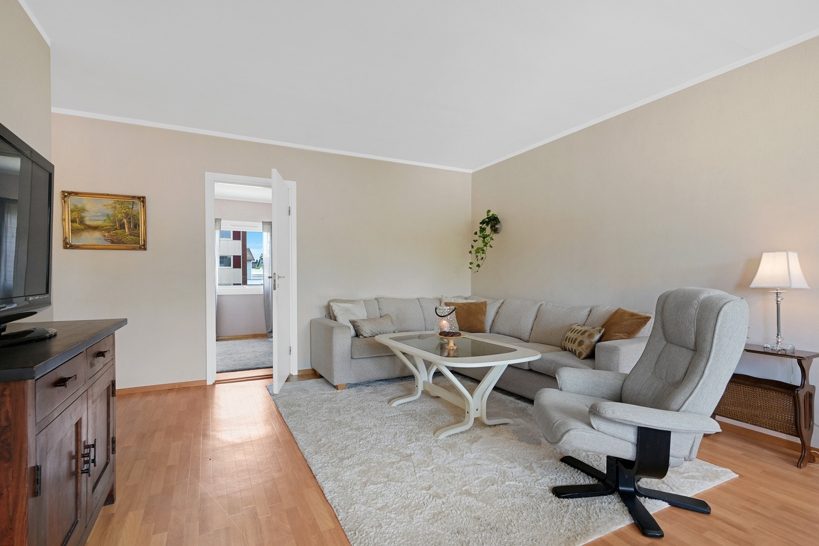 Her er det mange måter å innrede leiligheten. Fra stuen er det utgang til balkongen Galleribilde