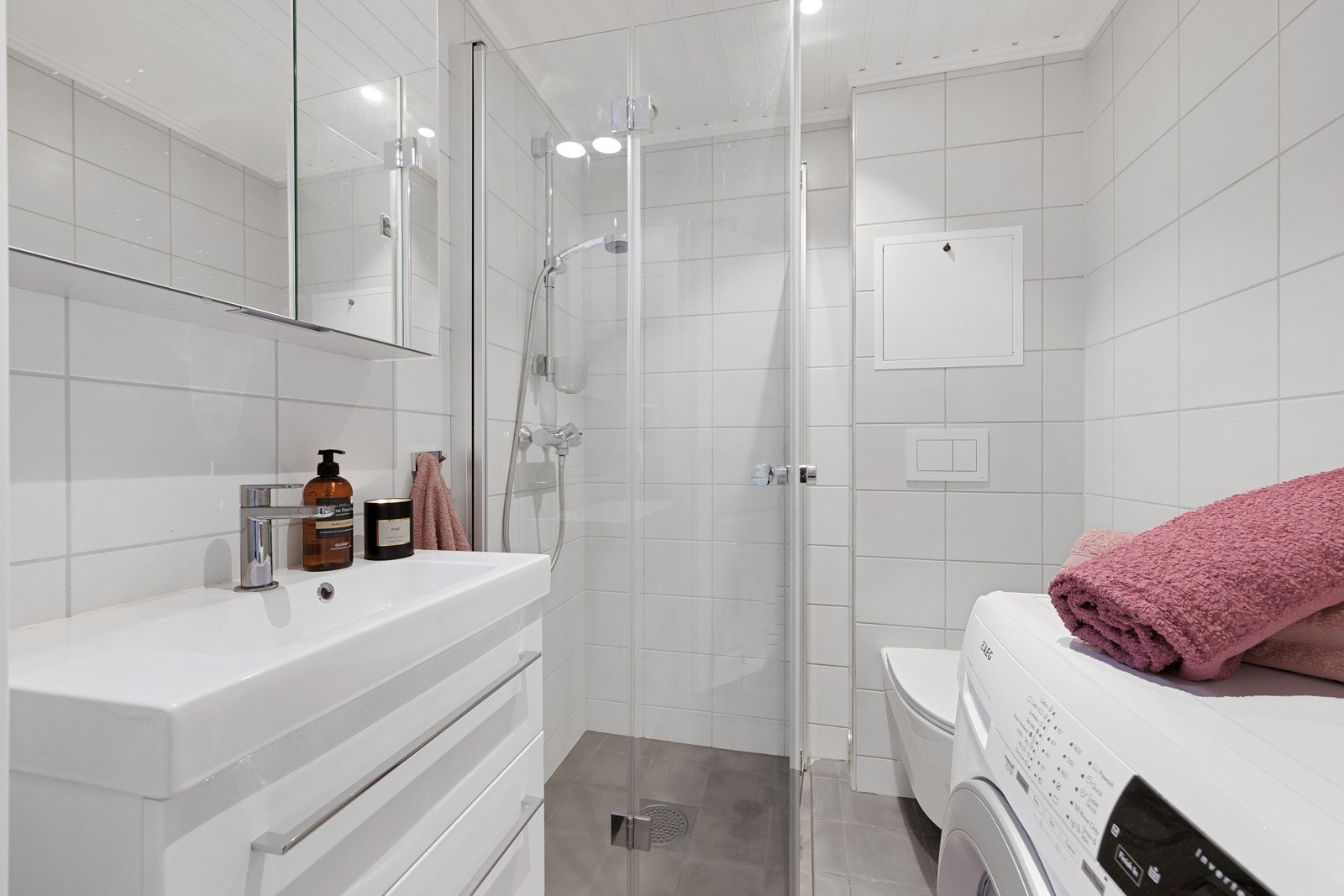 Badet er renovert i 2020 i regi av borettslaget. Det er også opplegg til vaskemaskin på badet Galleribilde