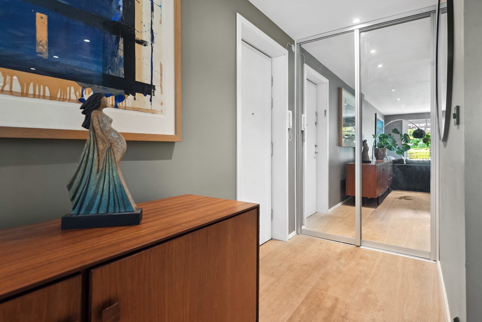 Ved inngangen møtes du av en innbydende entré med plass for å sette fra seg sko og ytterklær, her er det en stor og dyp skyvedørsgarderobe som fungere som en bod. Galleribilde