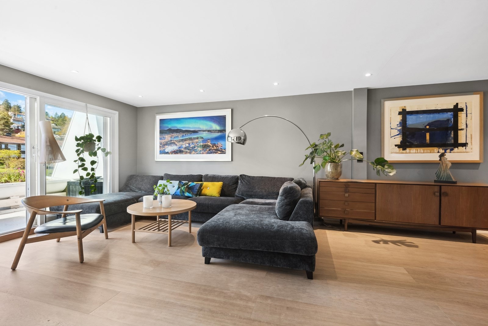 Ekstra bred enstavs parkett, glatte overflater og downlights er gjennomgående i leiligheten. Galleribilde