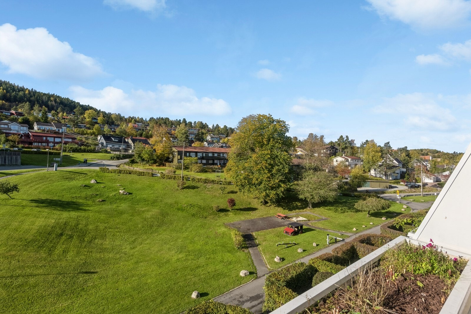 Kjøkkenbalkongen har utsikt over fellesareal og lekeplass. Galleribilde