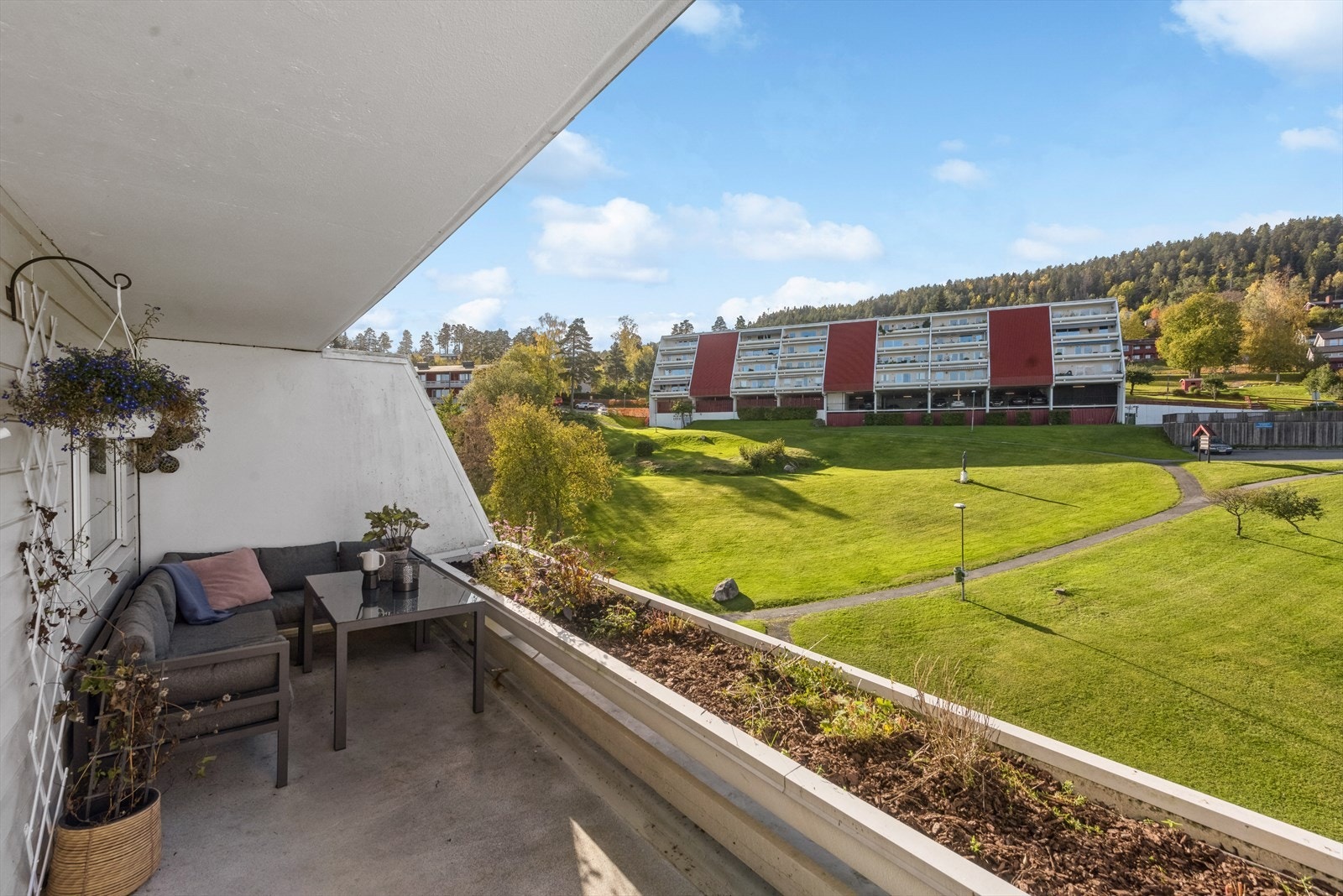 Terrasse med adkomst fra stuen, hyggelig utsikt over fellesareal og lekeplass. Galleribilde