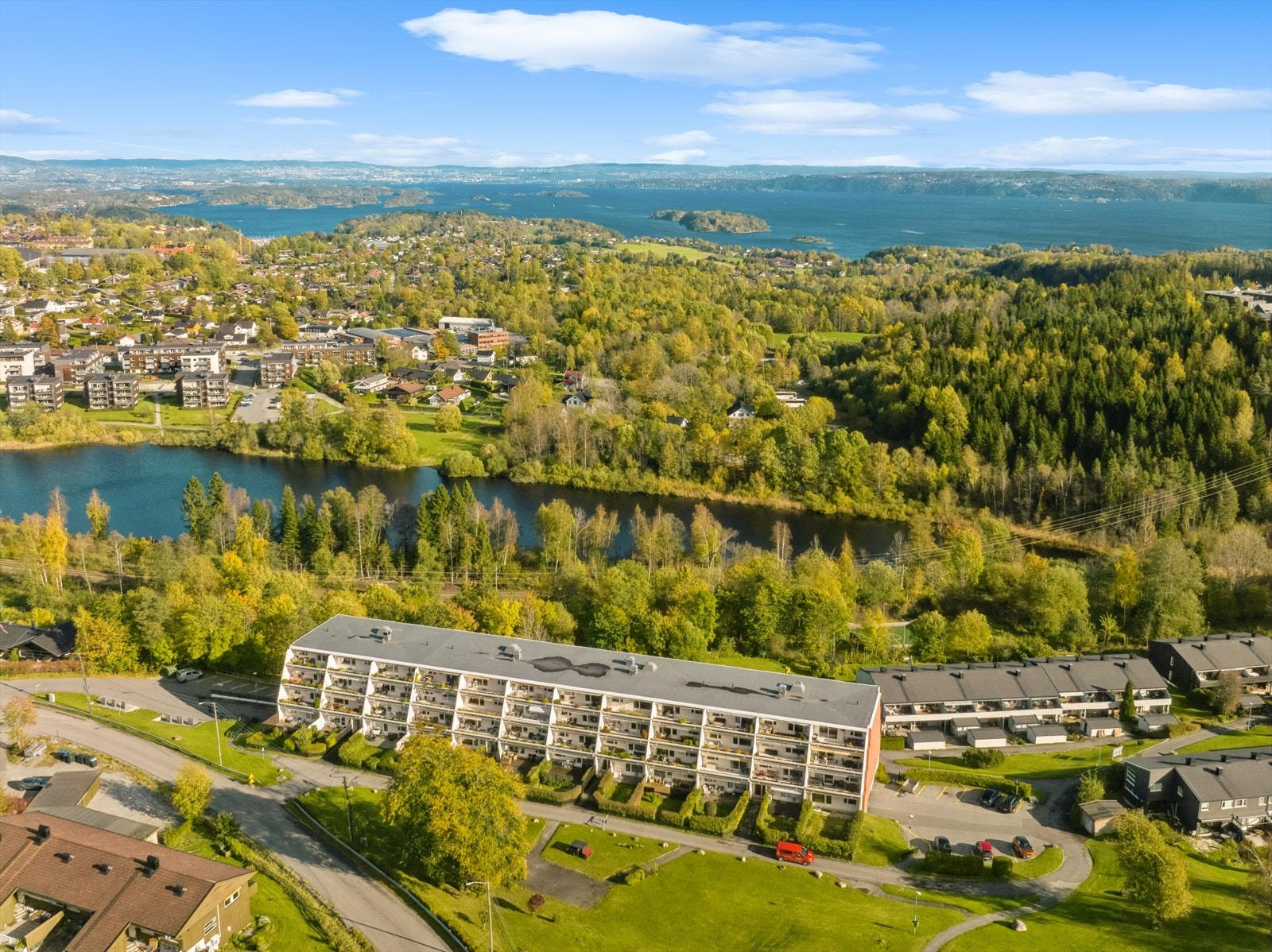 Nærhet til de meste av fasiliteter, gangavstand til matbutikk, tog og buss, skoler og barnehage Galleribilde