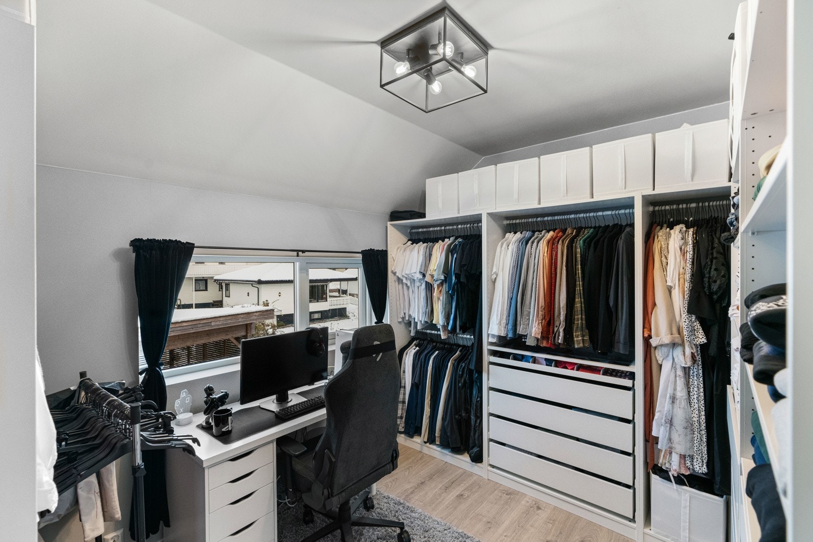 Et av soverommene har vært benyttet som kontor og garderobe. Galleribilde