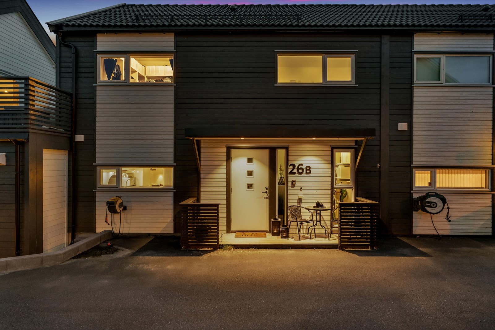 Det er også en parkeringsplass på enden av rekka, med lader til elbil. Galleribilde