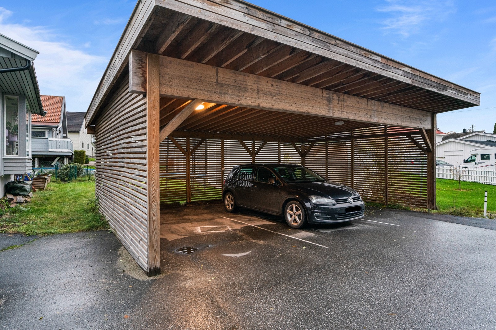 Egen biloppstillingsplass i carport, like ved inngangen. Bak carporten er det også en medfølgende bod. Galleribilde