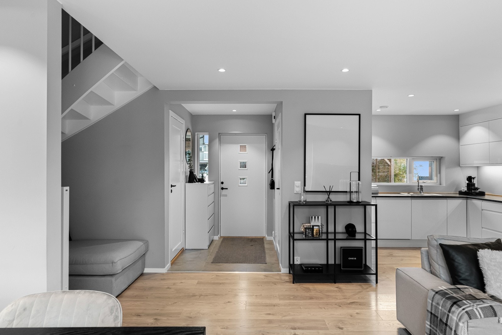 Boligen har inngang på bakkeplan, med dør inn til vaskerom og toalett. Galleribilde