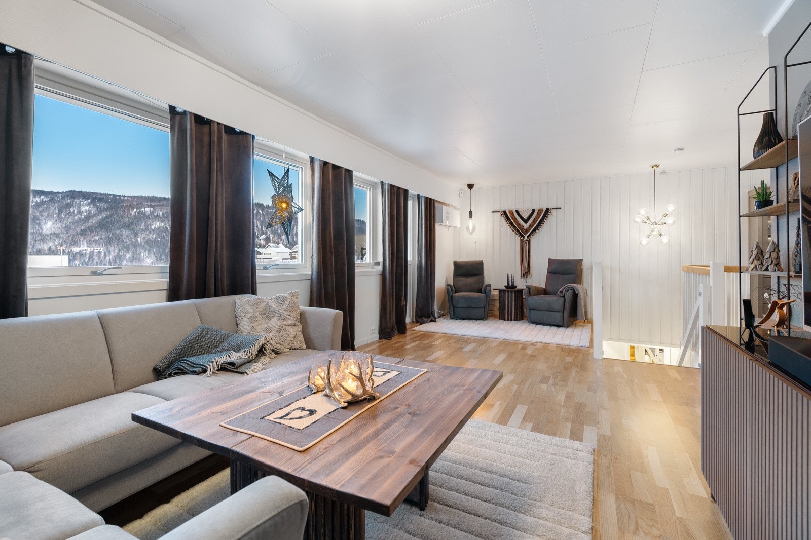 Vinduene og terrassedørene i etasjen er fra 2011. Galleribilde