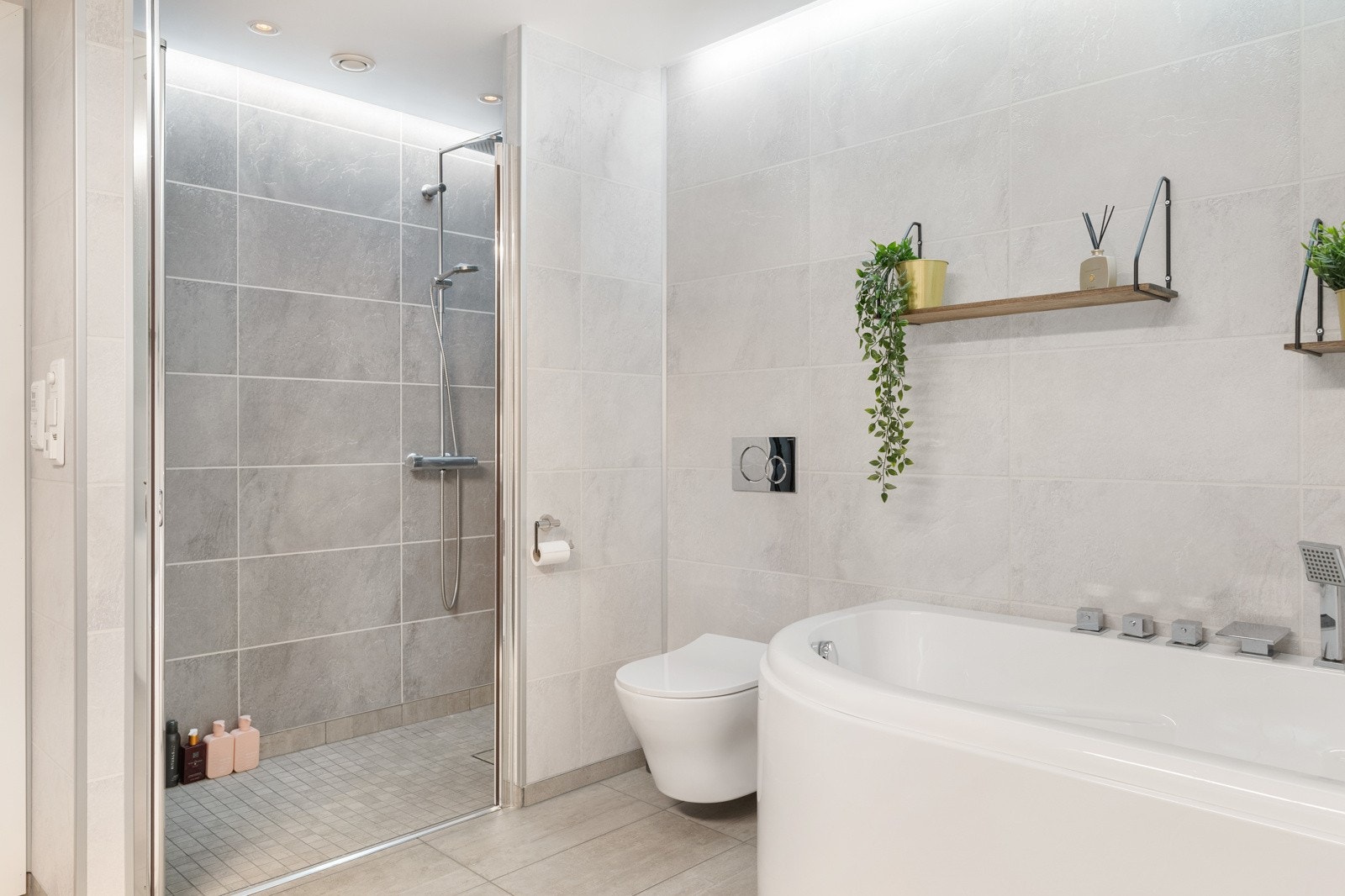 Eksklusivt listefritt bad i 1. etasje med rgb ledstriper og integrerte høytalere i tak. Dette badet vil den med et øye for detaljer elske. Galleribilde