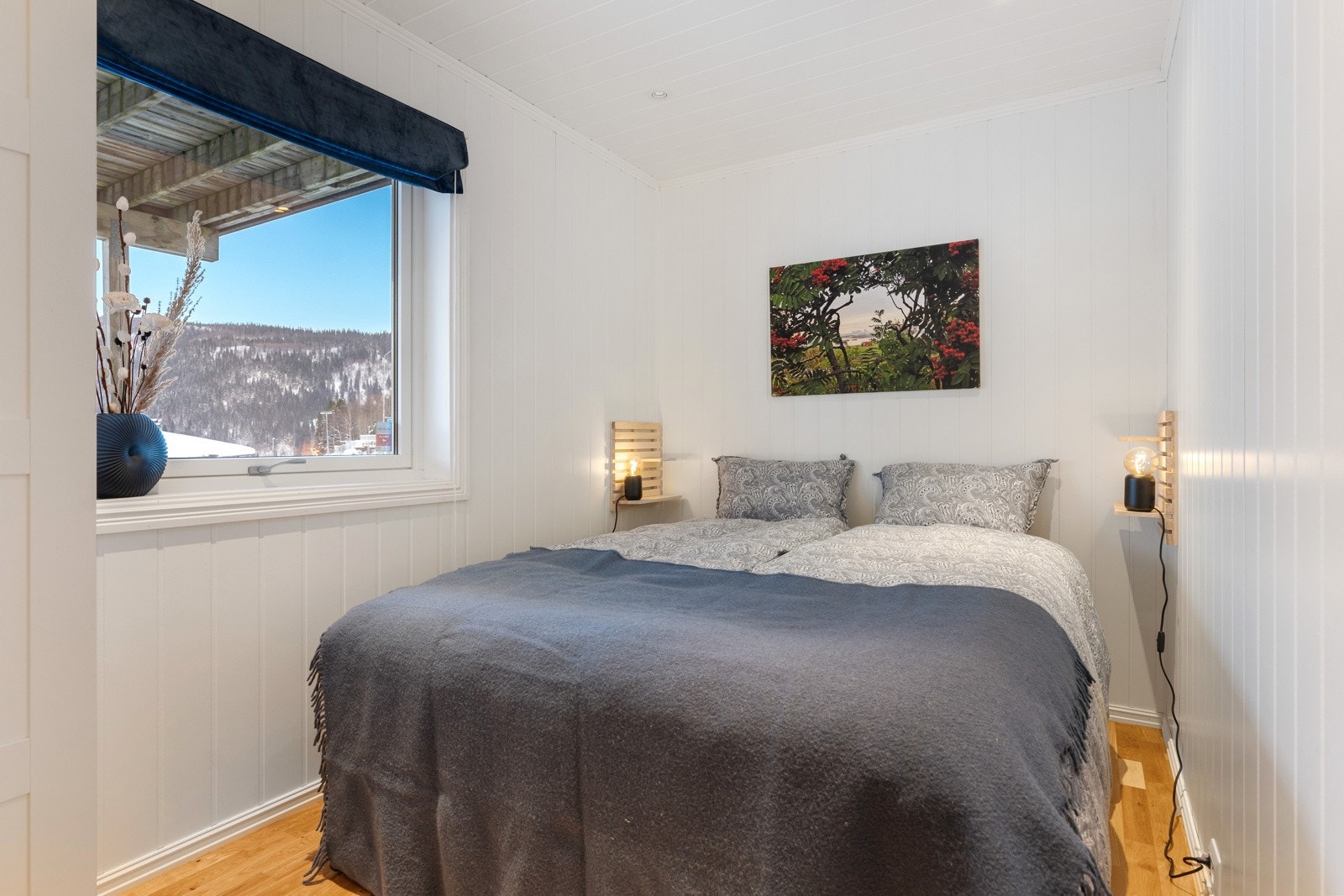 Med boligens 3 soverom har du god plass til familie og eller gjester. Galleribilde