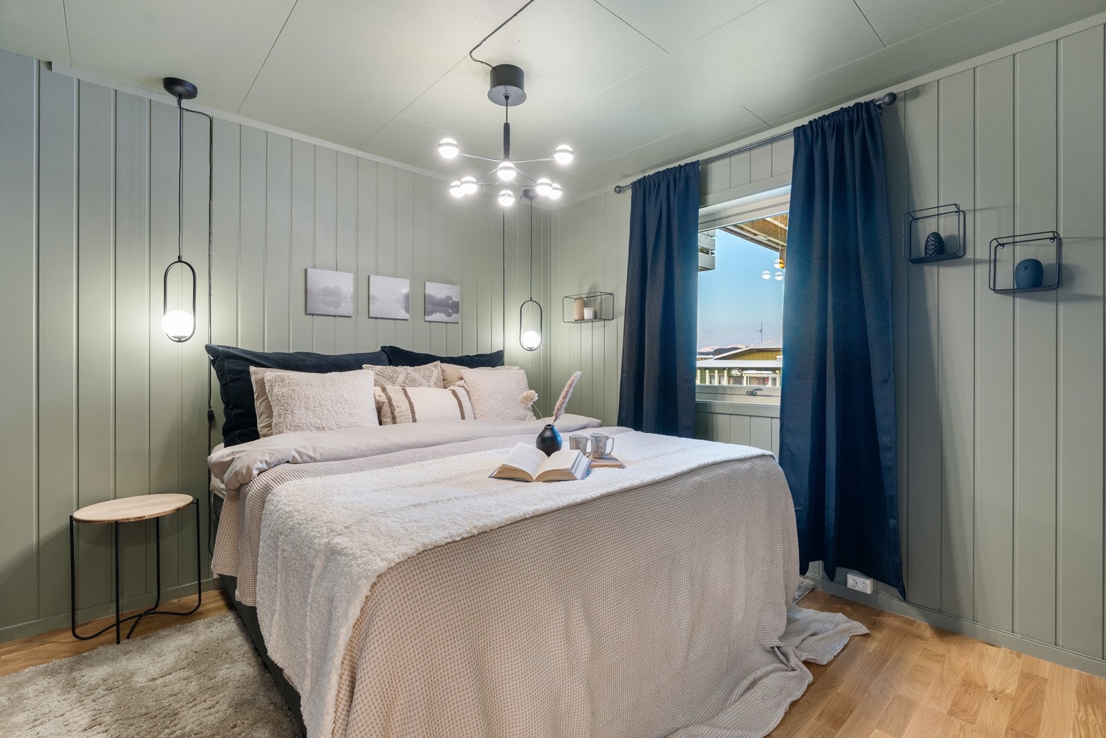 Hovedsoverommet er av god størrelse og har plass til stor seng og garderobeløsning. Galleribilde