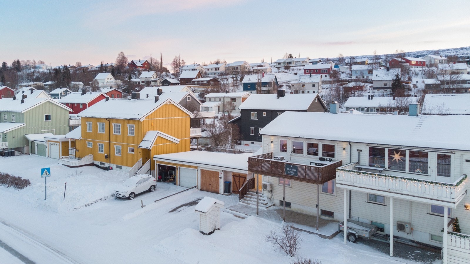Fra stuen og terrassen har du en fantastisk åpen utsikt og gode solforhold. Galleribilde