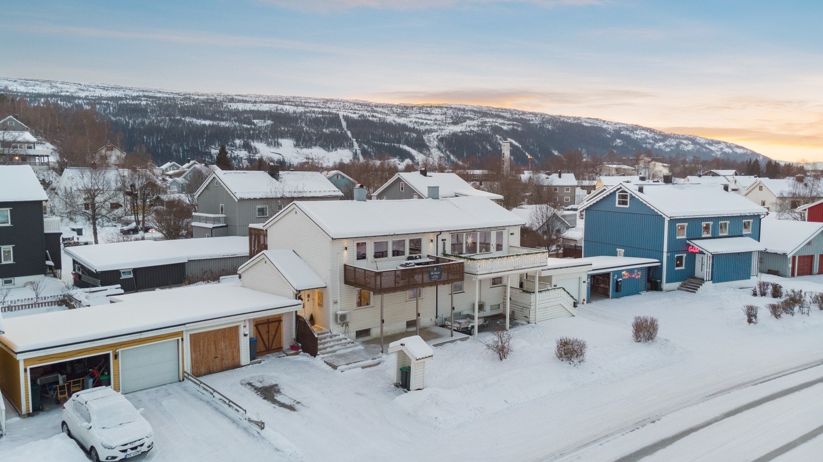 Boligen har garasje og en stor bod i tilknytning til garasjen. Galleribilde