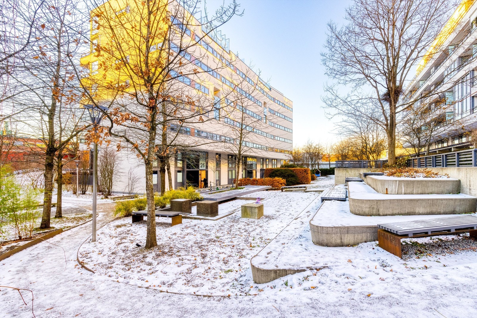 Sameiet har svært pent opparbeidede fellesarealer, med fine internveier, plen og diverse beplantning. Gartner er innleid via Hageform AS som håndterer arealene ukentlig på sommerstid. Galleribilde