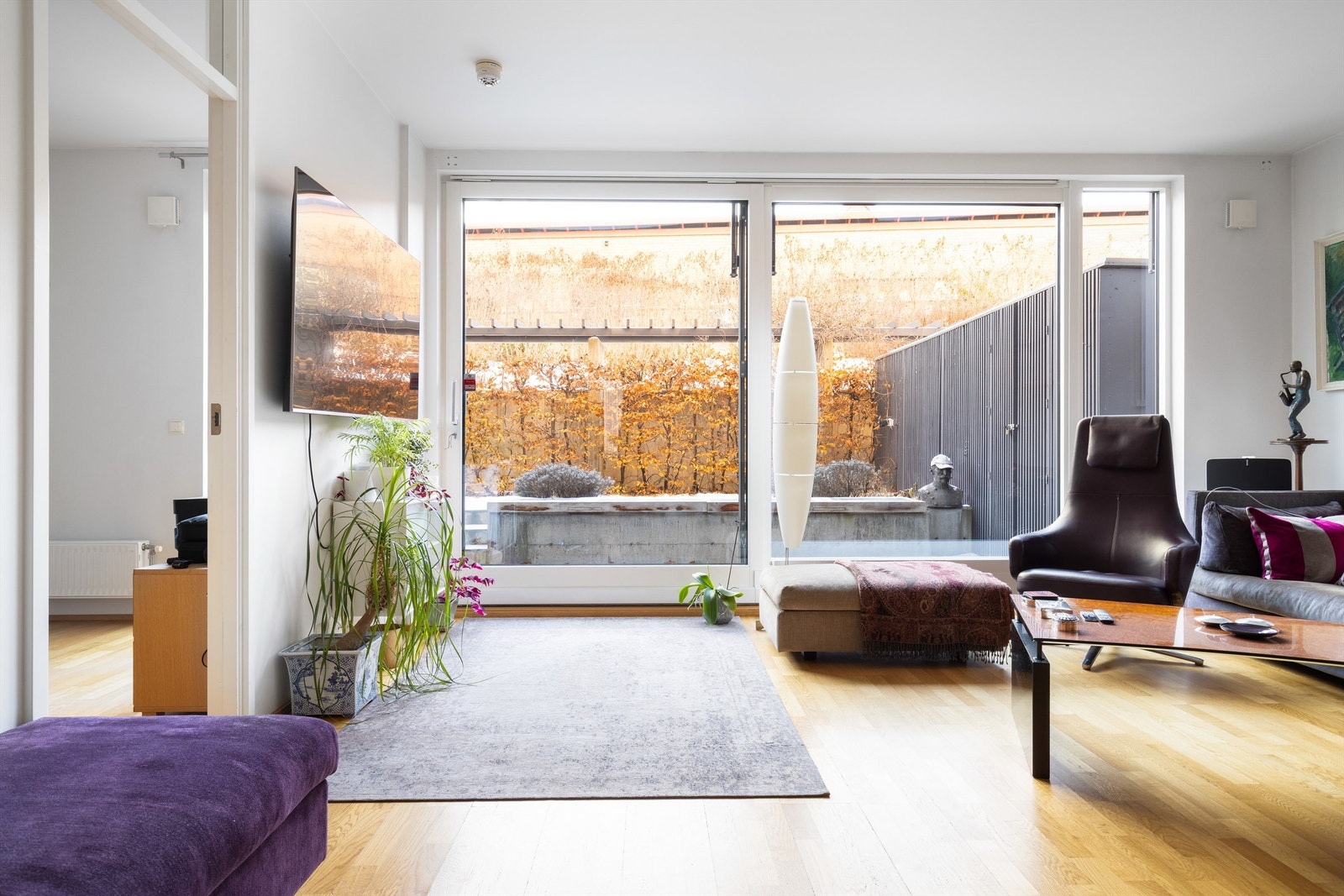Leiligheten kjennetegnes av store vindusflater som slipper inn rikelig med naturlig lys. Dette skaper et trivelig hjem. Galleribilde