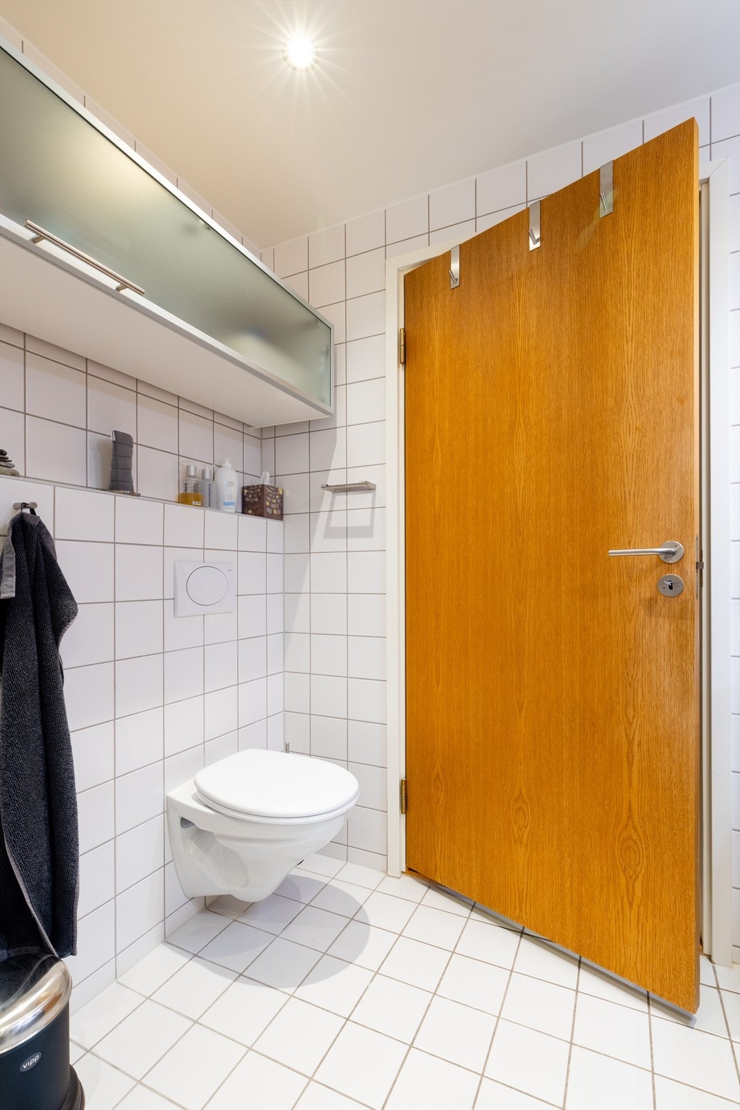 Vegghengt toalett. Godt med oppbevaringsplass i ulike hylleløsninger. Galleribilde