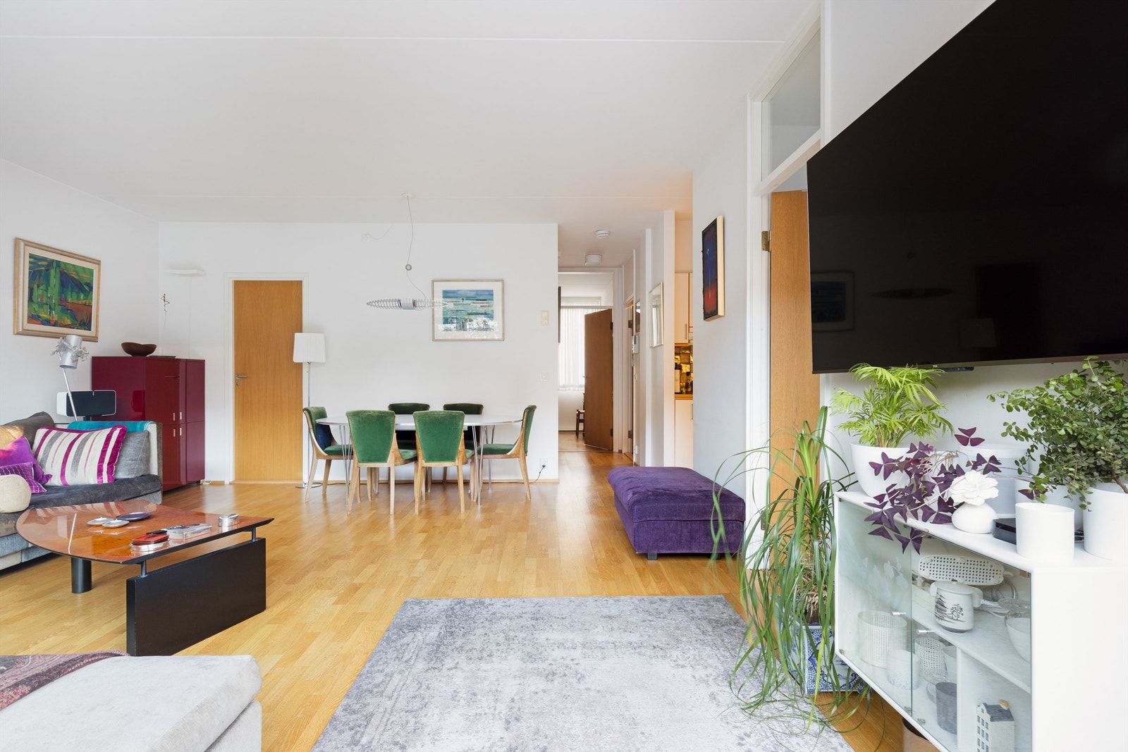 Det er god plass til en stor spisegruppe som gjør at man enkelt kan invitere venner og familie på hyggelige middagsselskaper. Galleribilde
