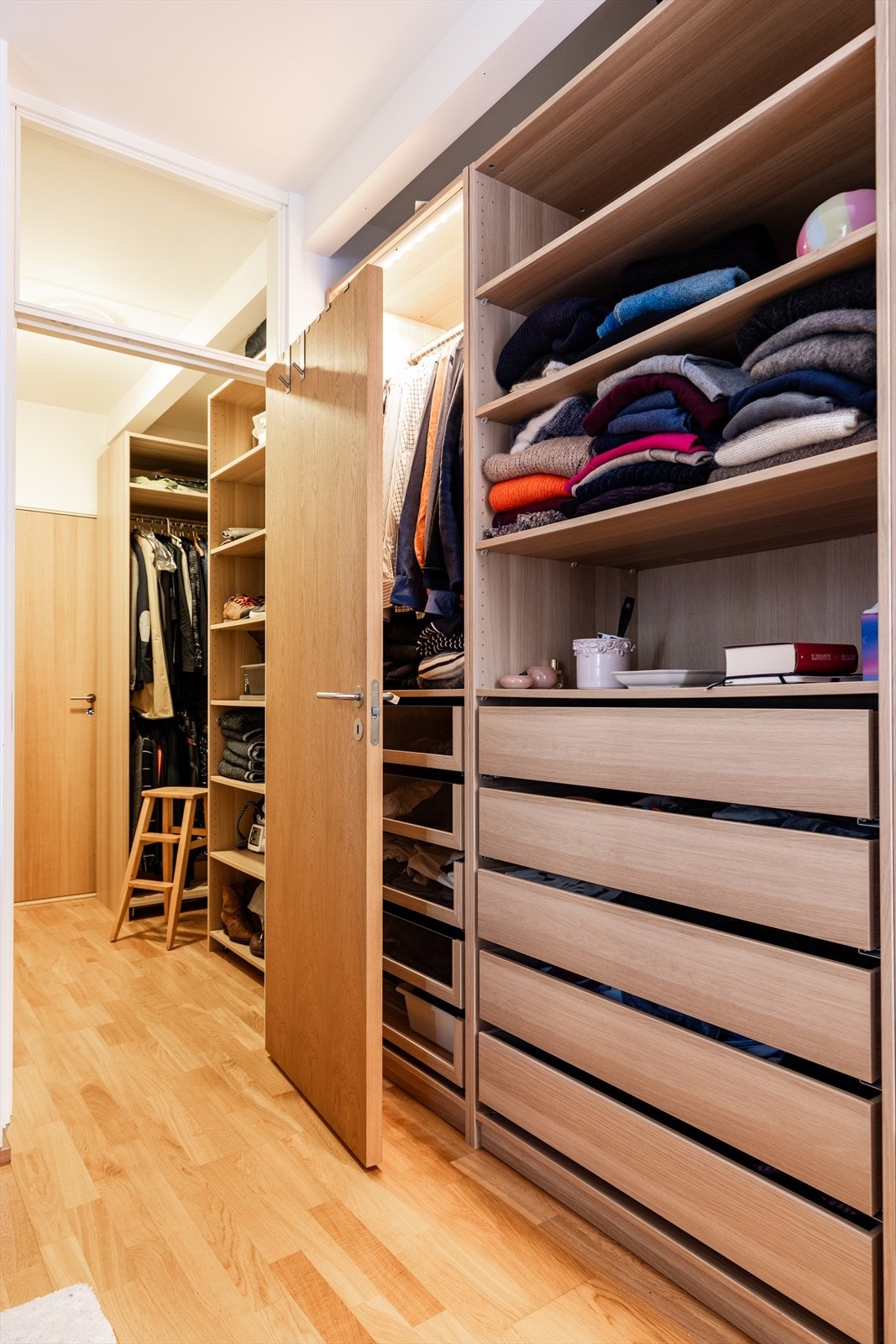 Hovedsoverommet har en egen walk-in garderobe. Galleribilde