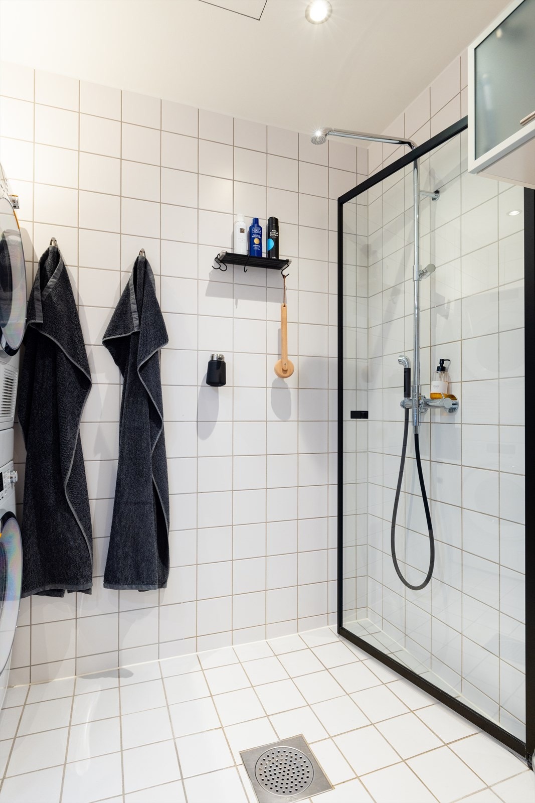 Stort dusjhjørne med skyvbar dør i glass. Galleribilde