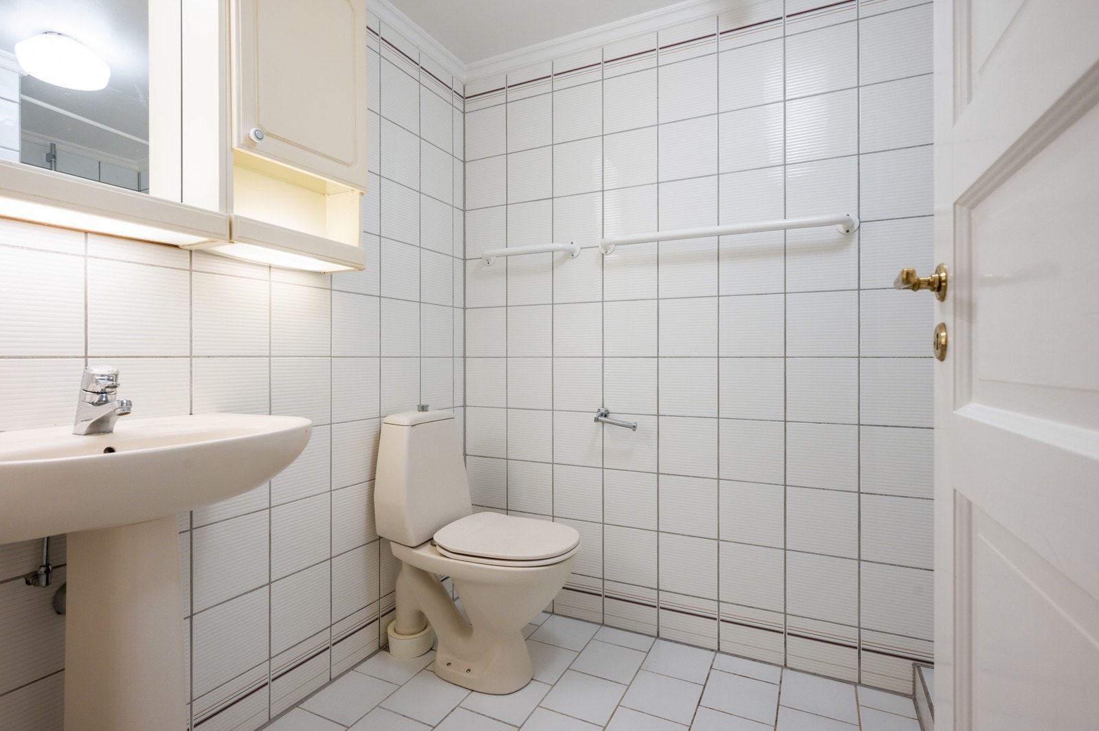 Bad med gulvvarme, servant med underskap, og wc. Galleribilde