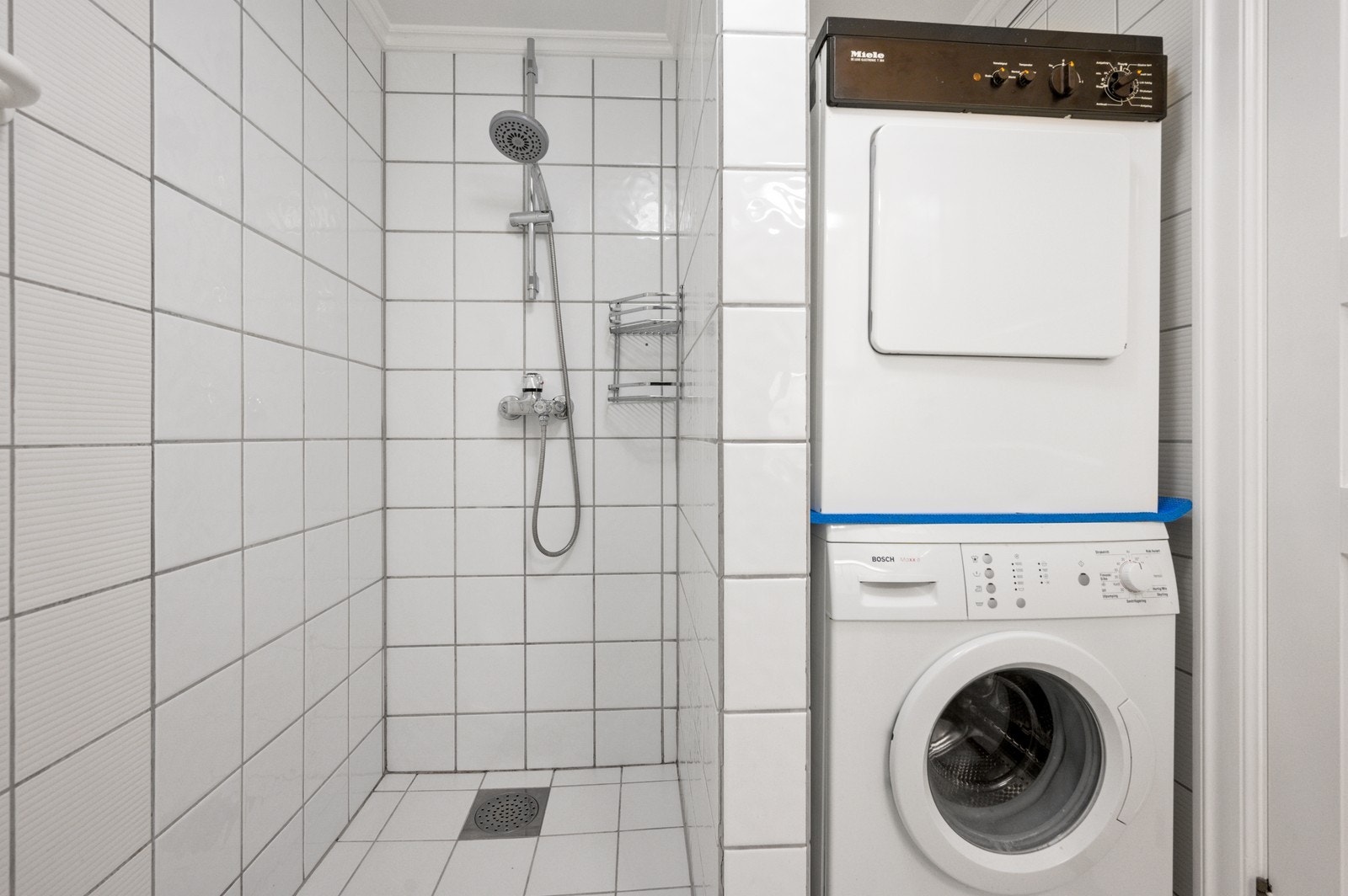 Badet har eget dusjhjørne, vaskemaskin og tørketrommel. Galleribilde