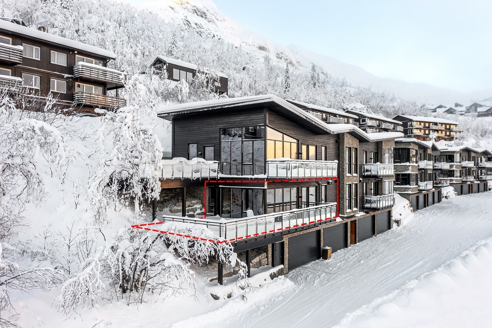 Flott endeleilighet med ekstra stor stor uteplass, vendt mot sør-øst. Dobbelgarasje inkludert. Galleribilde