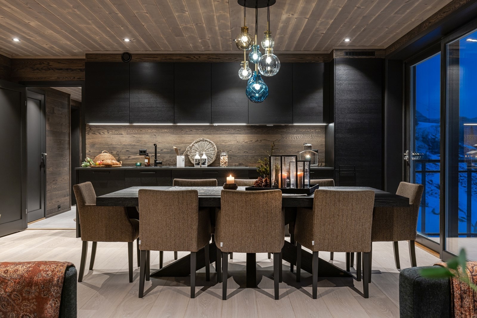 Stilrent kvalitetskjøkken fra Svane med integrerte hvitevarer av god kvalitet. Galleribilde