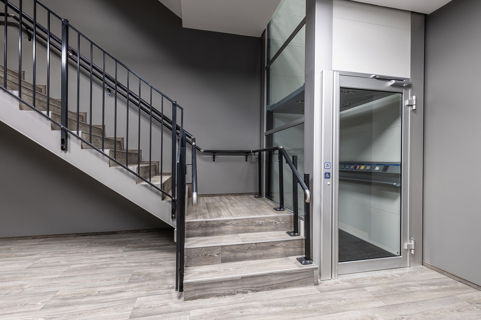 Ankomstområder med løfteplattform. Leilighetsbygget består av kun fire leiligheter. Galleribilde