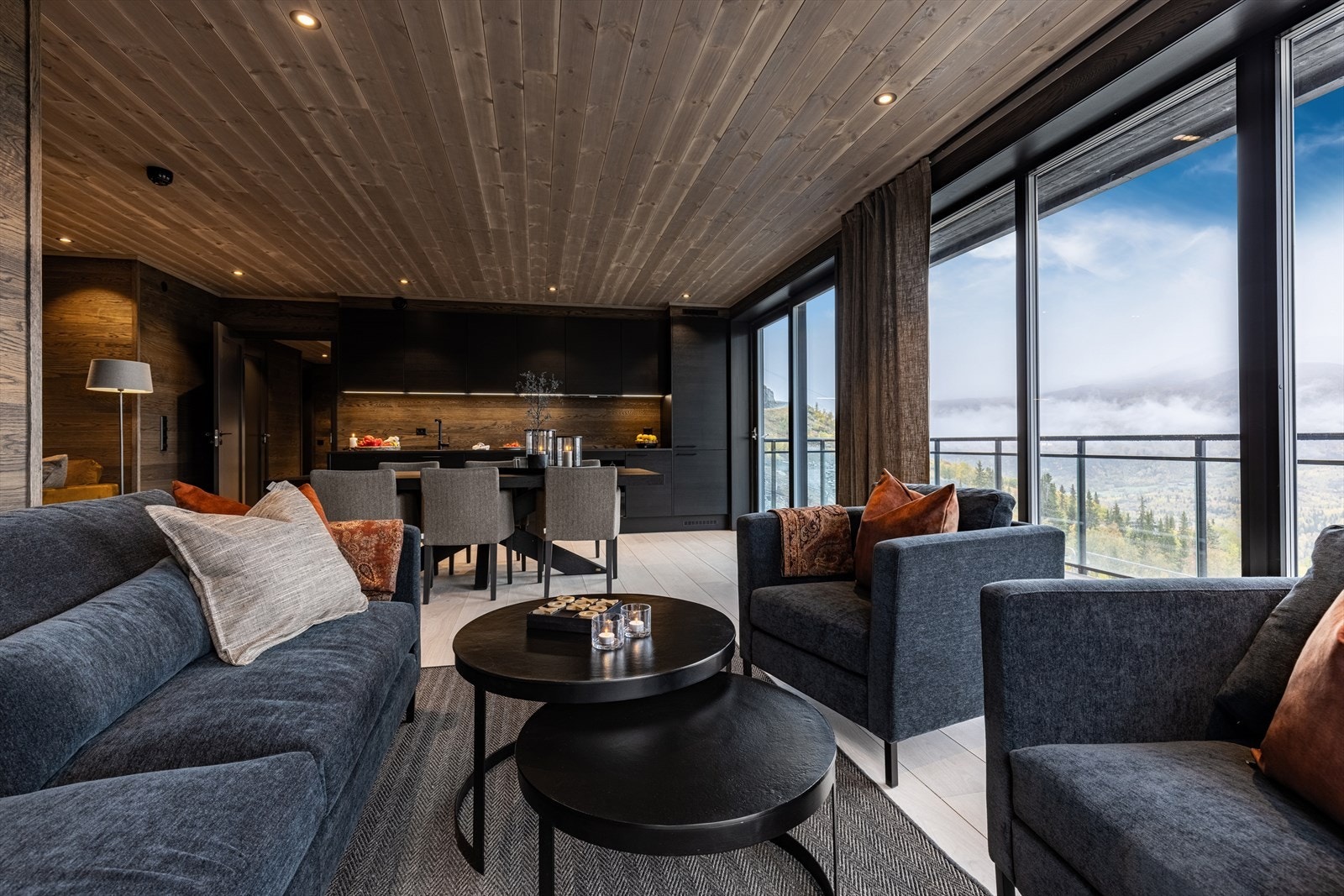 Leiligheten har en harmonisk følelse og preges av godt håndverk og solide materialer. Galleribilde