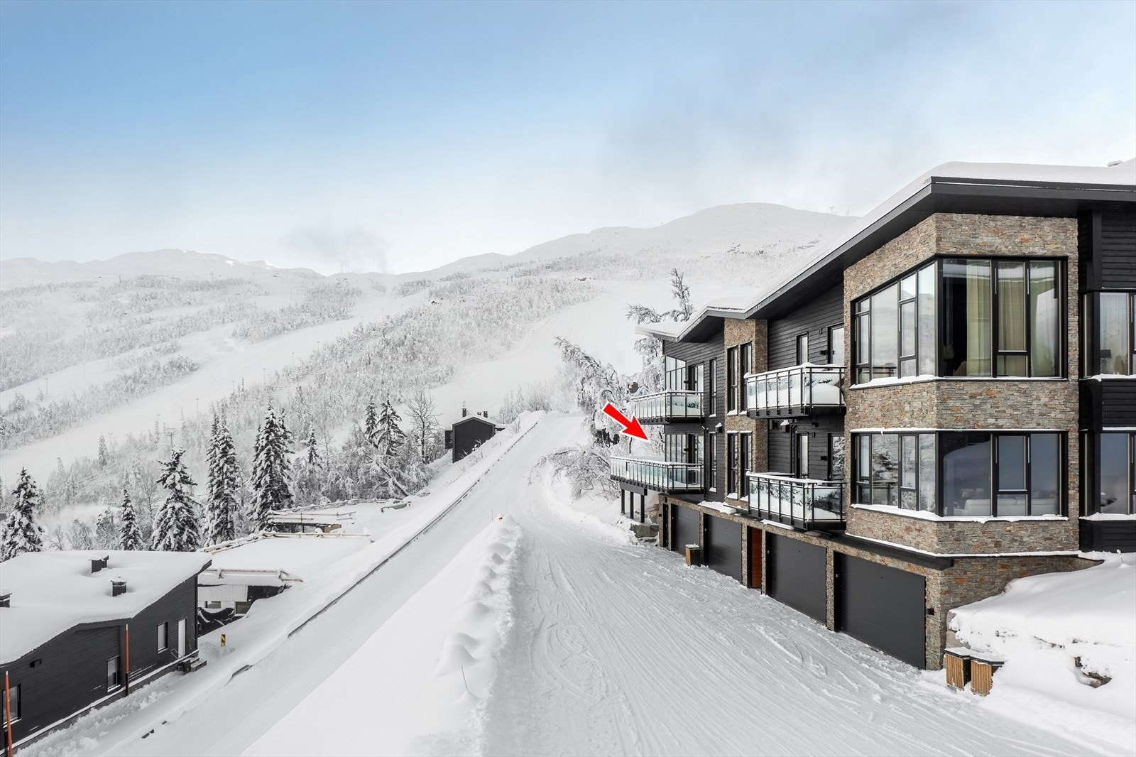 Endeleiligheten er vendt mot Hemsedal Skisenter. Her er bor du kun ca. 140 m fra nærmeste preparerte skiløype! Galleribilde