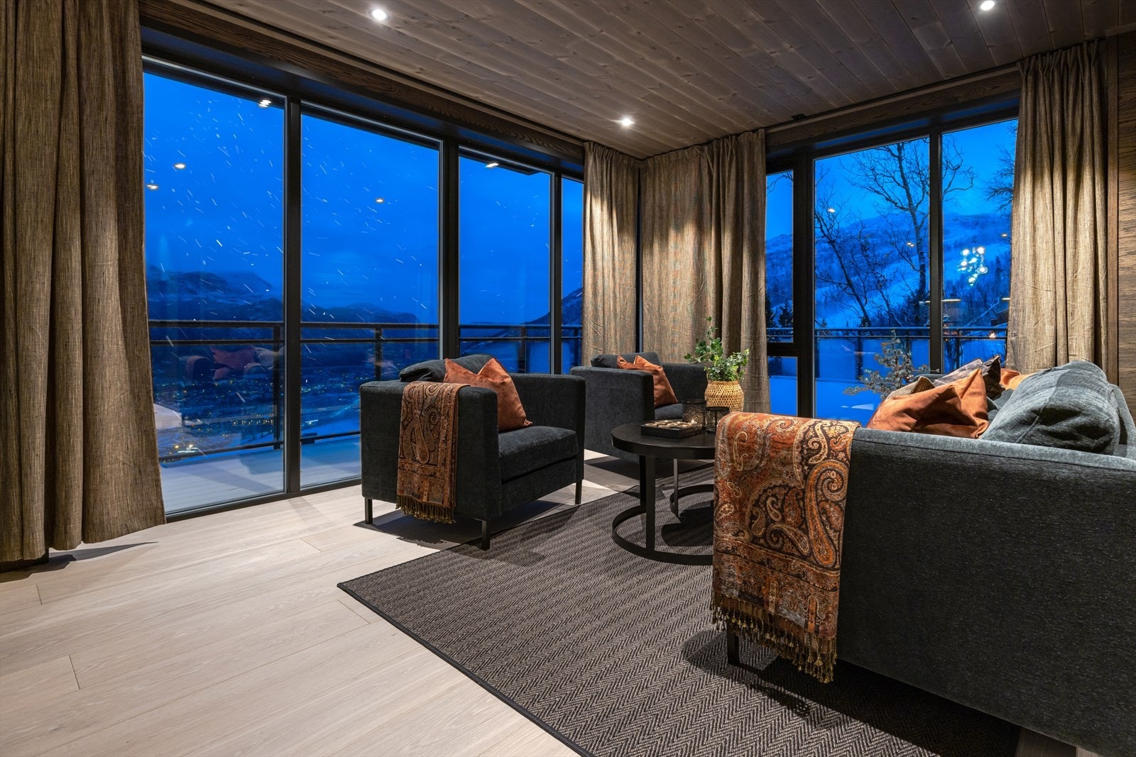 Her finner du en lun og god fjellatmosfære kombinert med store vindusflater og magisk utsikt! Galleribilde