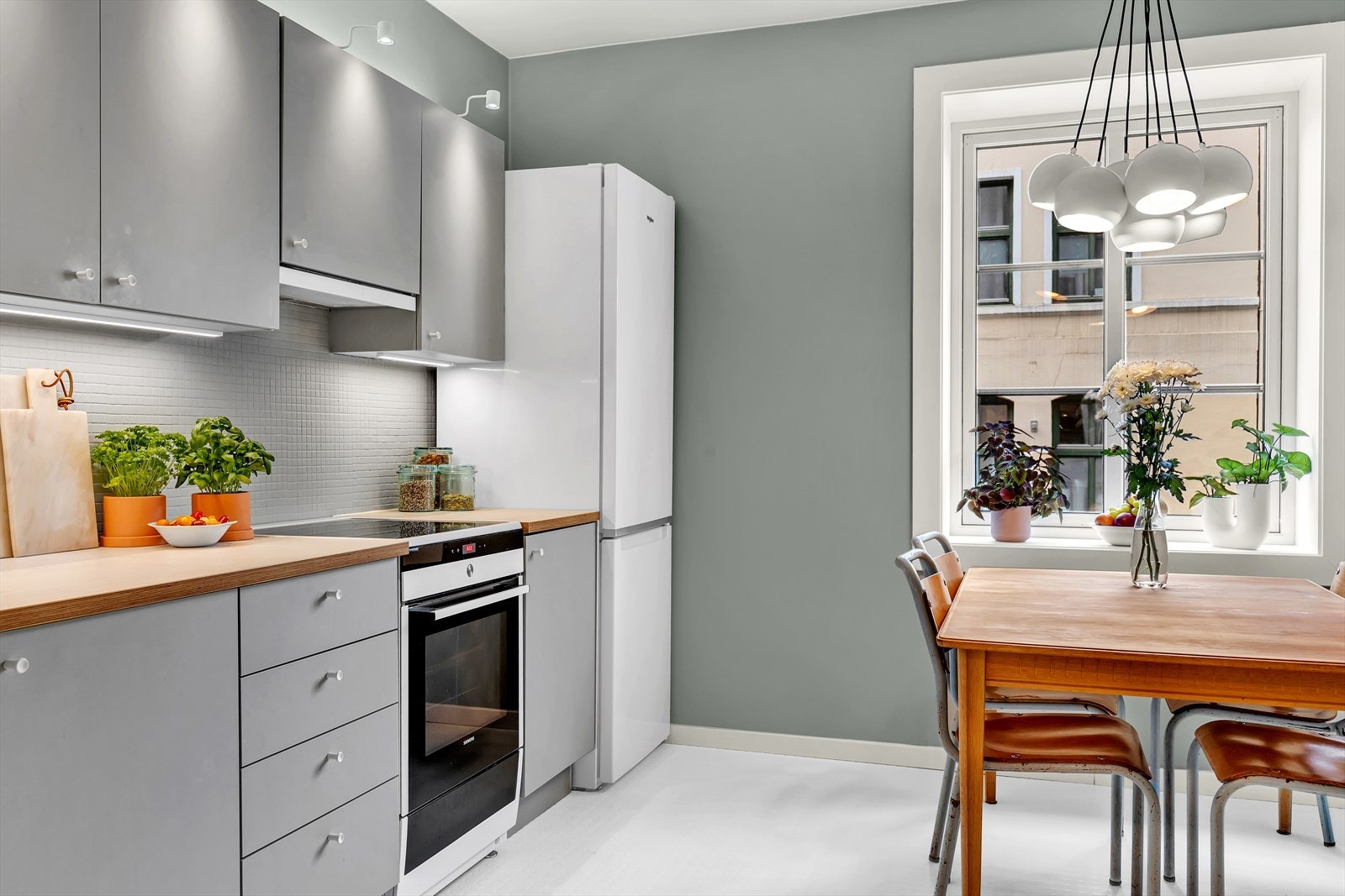 Innredningen har slette malte fronter og benkeplate i laminat med underlimt oppvaskkum. Galleribilde